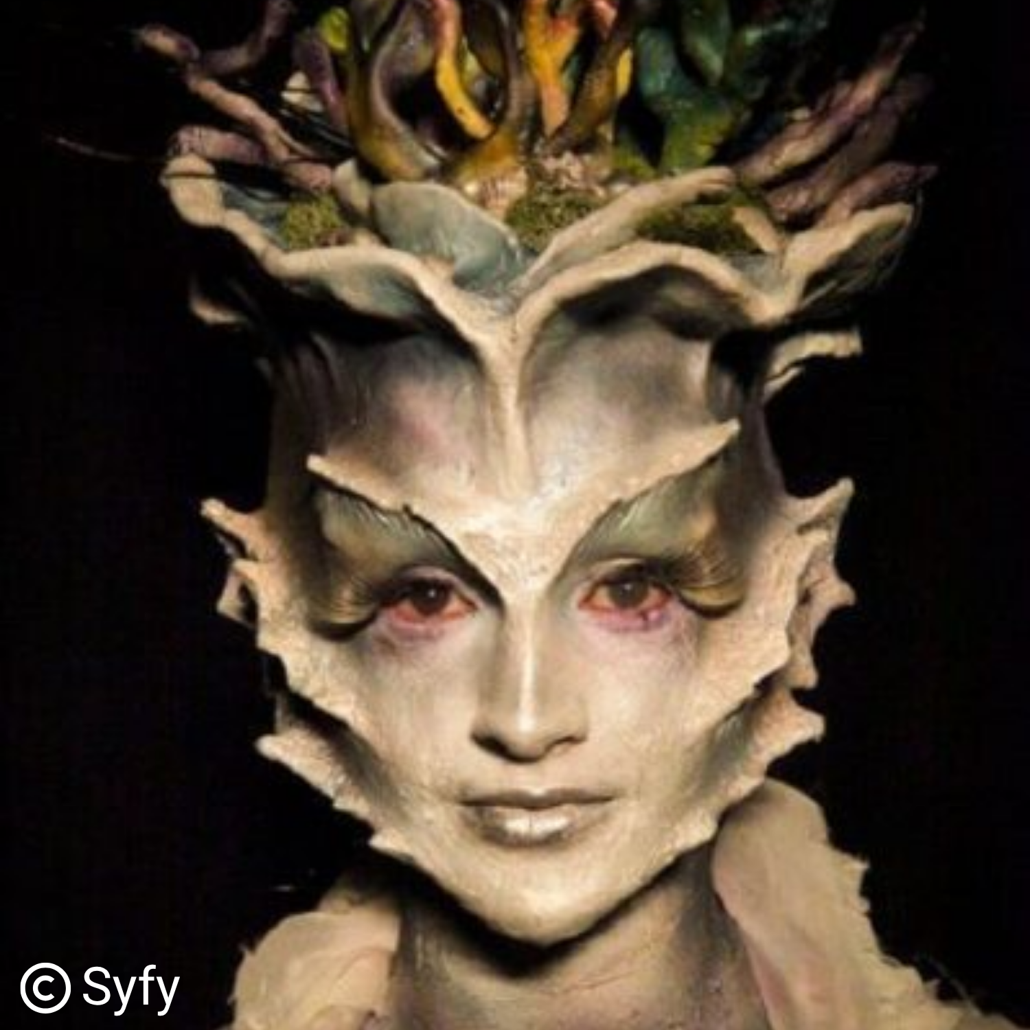 Latexmasker © Syfy
